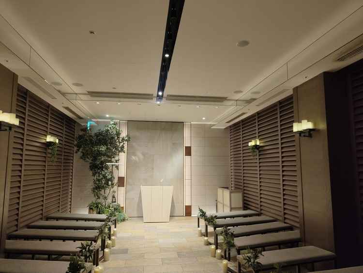 室内の挙式会場。コンパクトなので人数は考えたほうがよさそう。チープな雰囲気はなく、良い感じできっちり