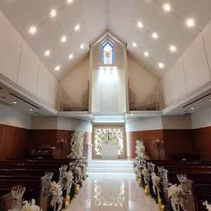 天井が高く広々としたチャペル内