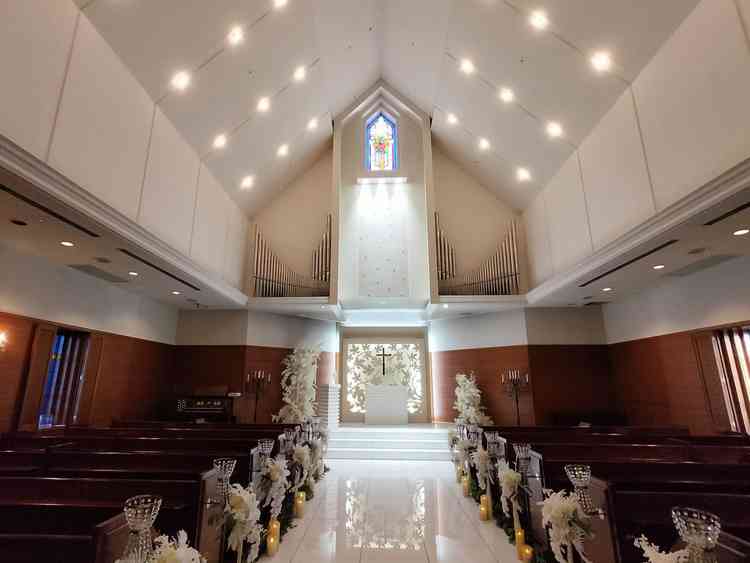 天井が高く広々としたチャペル内