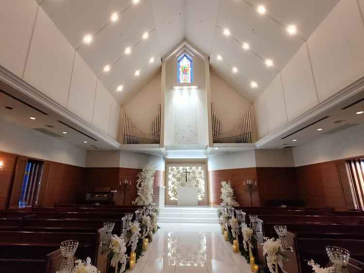 天井が高く広々としたチャペル内