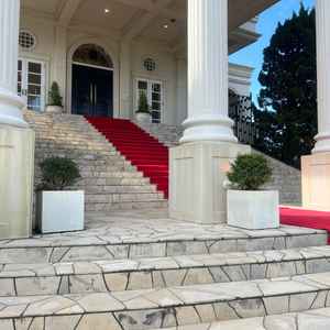 階段で写真を撮ったり、ブーケトス、フラワーシャワーをしたりできる。