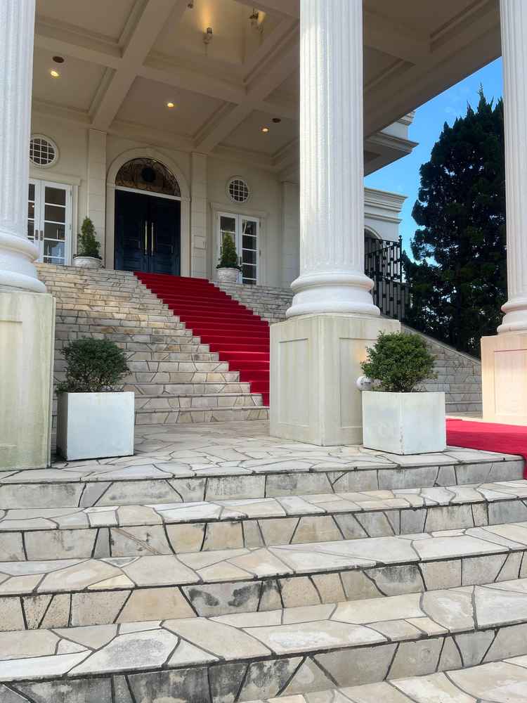 階段で写真を撮ったり、ブーケトス、フラワーシャワーをしたりできる。