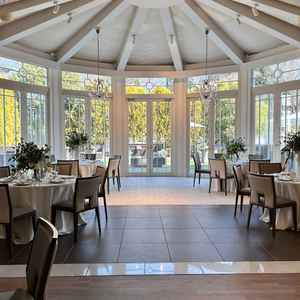 2番目に大きい披露宴会場（グリーンフォードテラス）大きな窓が特徴的で、どの席からでも自然が見渡せた。