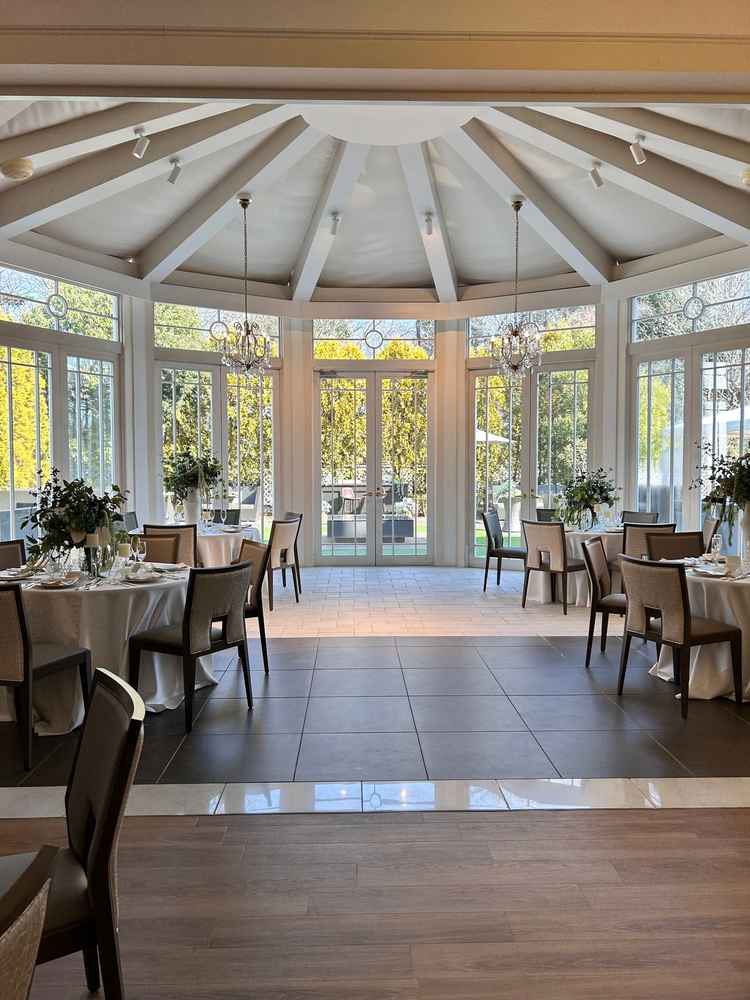 2番目に大きい披露宴会場（グリーンフォードテラス）大きな窓が特徴的で、どの席からでも自然が見渡せた。