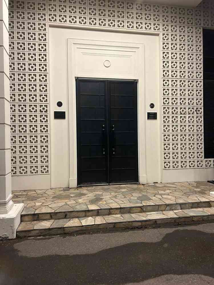 写真には映ってませんが、正面玄関には屋根がついており、雨の日でもぬれない構造でした。