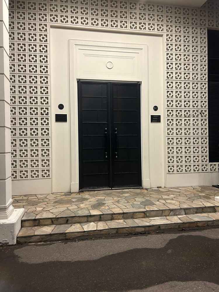 写真には映ってませんが、正面玄関には屋根がついており、雨の日でもぬれない構造でした。