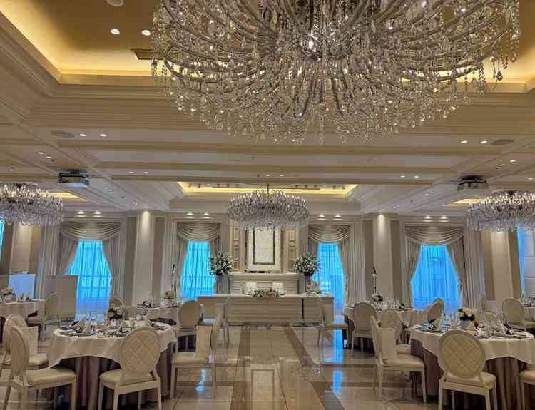 披露宴会場　モードパリ　こちらもシャンデリアが一際美しいです✨