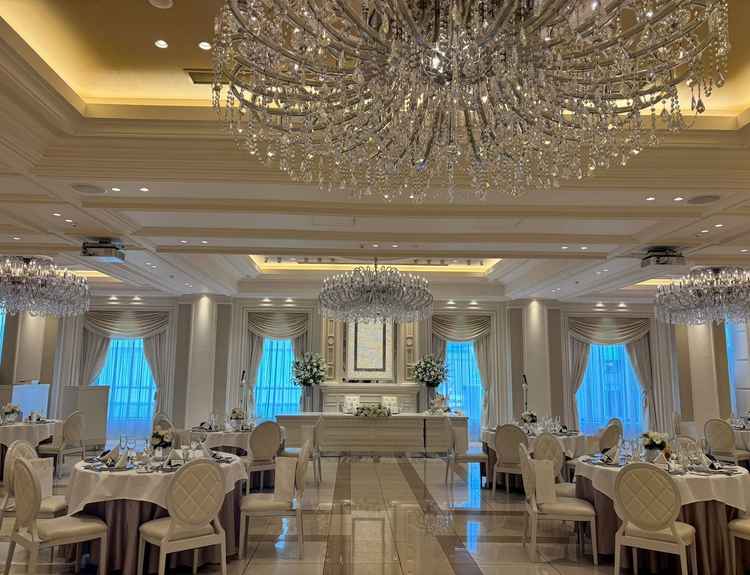 披露宴会場　モードパリ　こちらもシャンデリアが一際美しいです✨