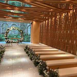 檜の木材がふんだんに使われたチャペル。檜の香りが新郎新婦やゲストに安らぎを与えることが期待できる。