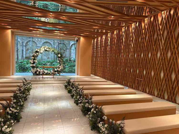 檜の木材がふんだんに使われたチャペル。檜の香りが新郎新婦やゲストに安らぎを与えることが期待できる。