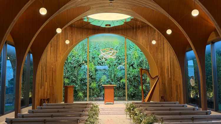 挙式当日はハープとフルートの生演奏が行われるそうなのでとっても魅力的でした。