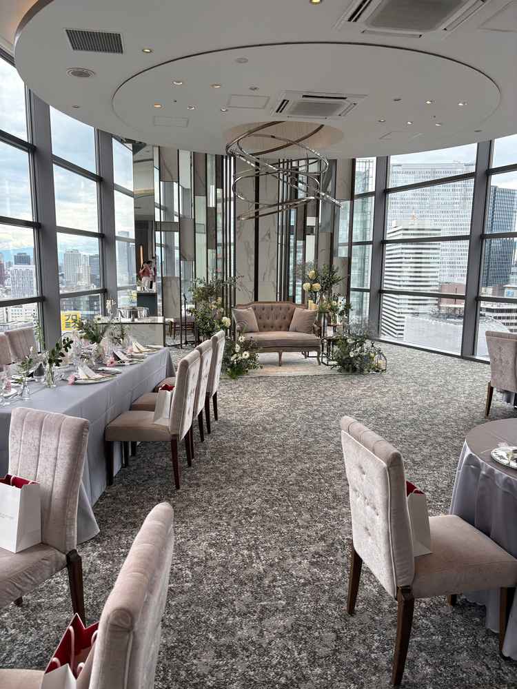 披露宴会場の写真です。チャペルと同じ作りで、外の見晴らしがとても良いです。