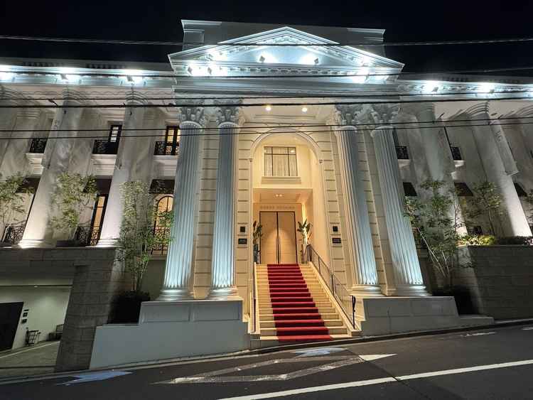 外観。駅から少し離れた静かな通りの中にあり、目立っていました。