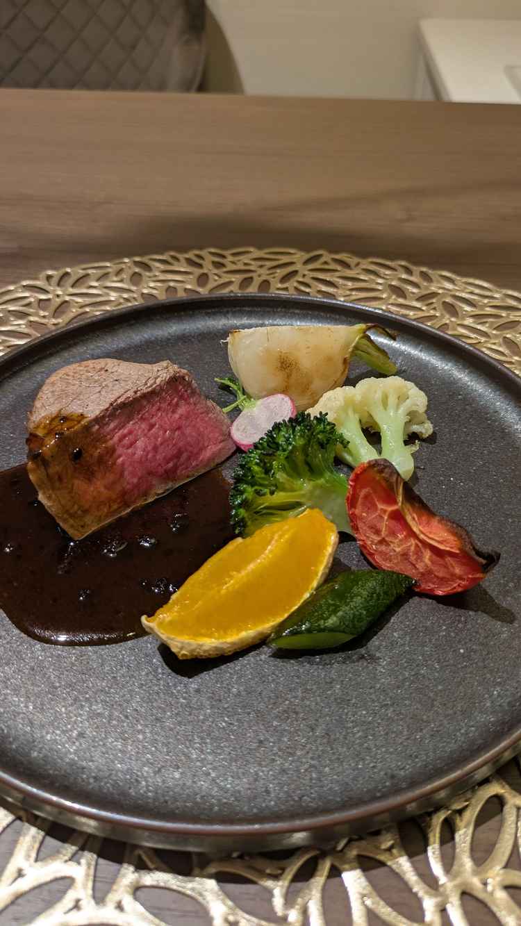 試食のプレート。契約農場のビーフヒレステーキ。