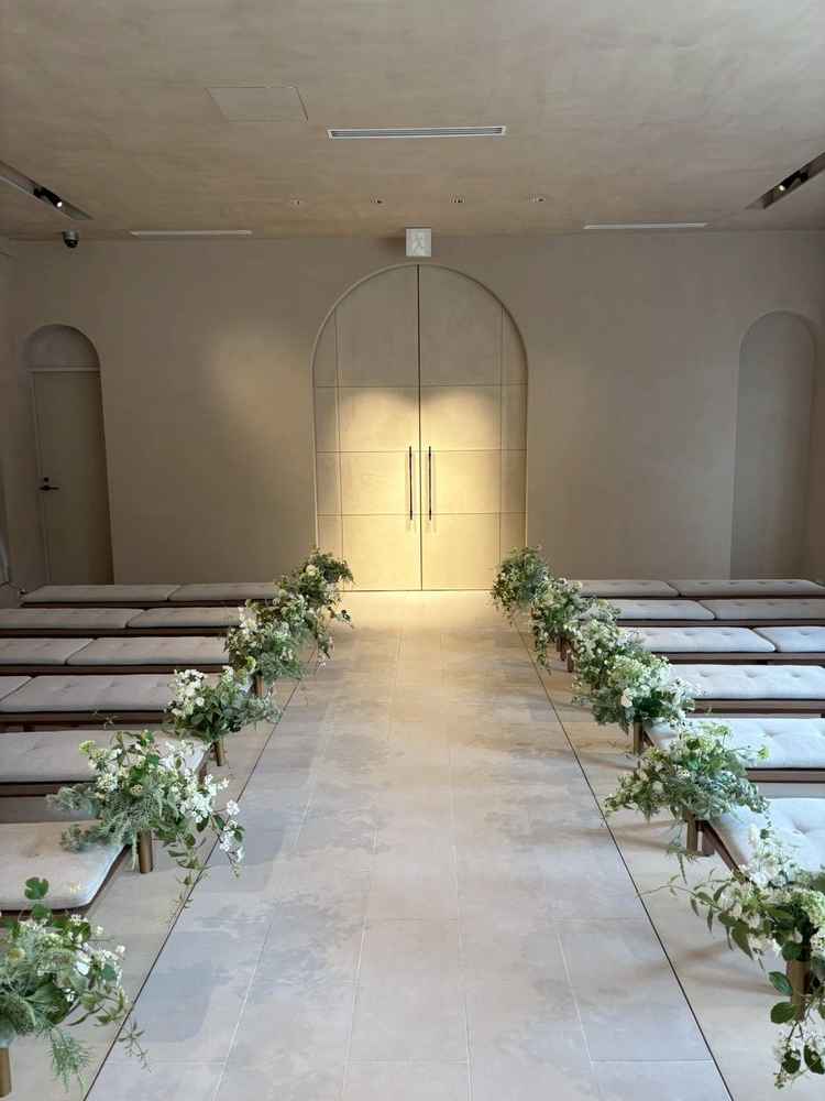 天井が開くのがポイントな会場ですが、しまっていても明るくしっかりと雰囲気が出る挙式上でした。