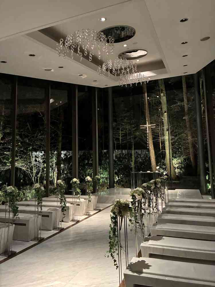 全面ガラス張りチャペル。夜で外は暗かったですがそれでも圧巻でした。