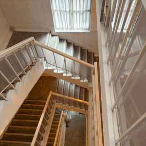 螺旋階段。エレベーターもあるのでバリアフリーです。階段に写真を飾るなどのアレンジできます