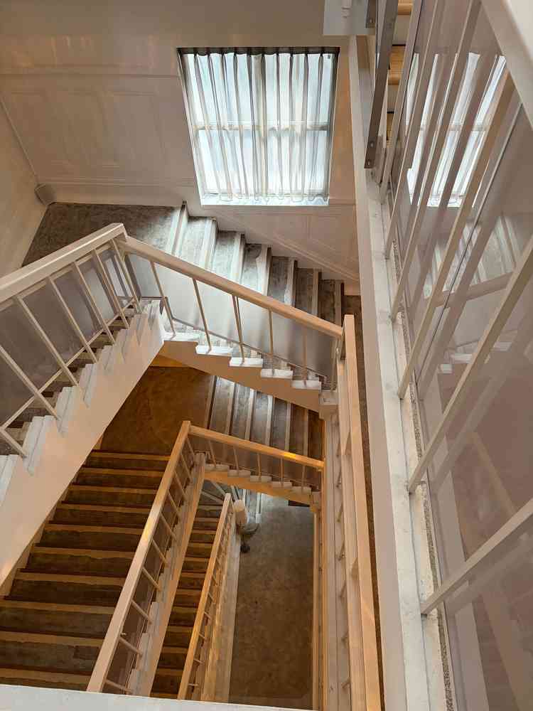 螺旋階段。エレベーターもあるのでバリアフリーです。階段に写真を飾るなどのアレンジできます