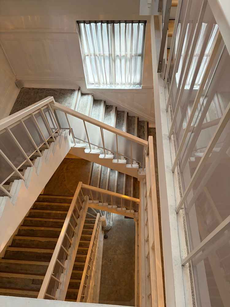 螺旋階段。エレベーターもあるのでバリアフリーです。階段に写真を飾るなどのアレンジできます