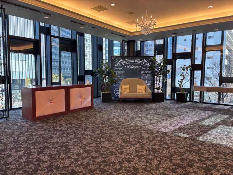 ホワイエ。プレパーティーを行える広い空間がありゲストとの距離が近くアットホームな雰囲気で楽しめそう。