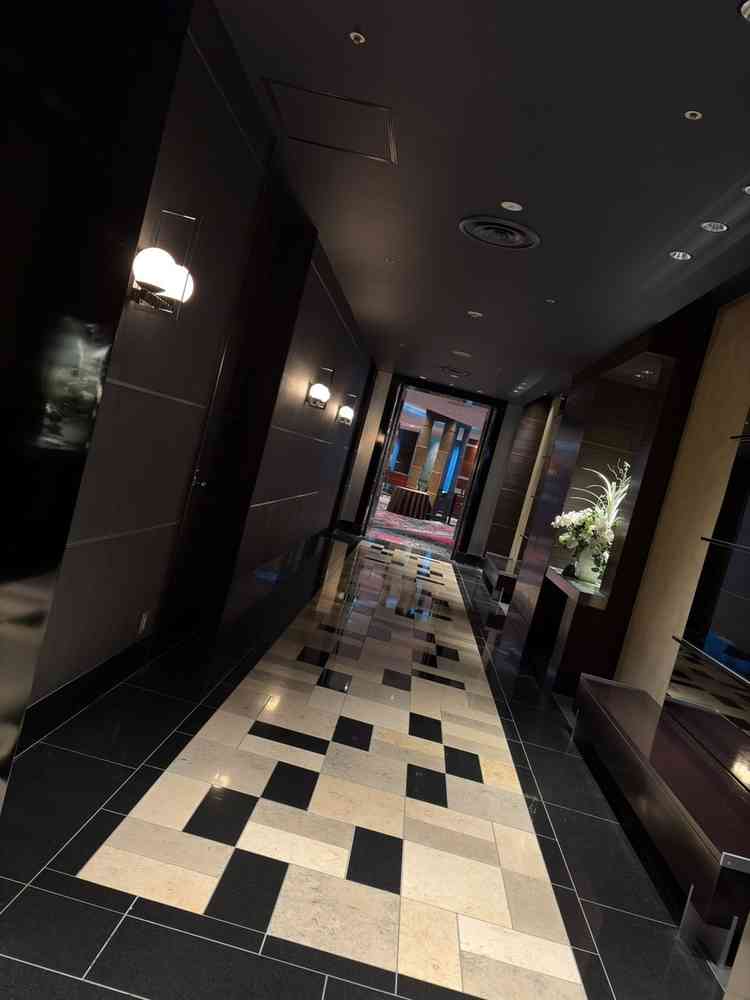 披露宴会場へと続く廊下。フォトスポットにも利用され、抜けたさきにロビーがあり、雰囲気が高まります。