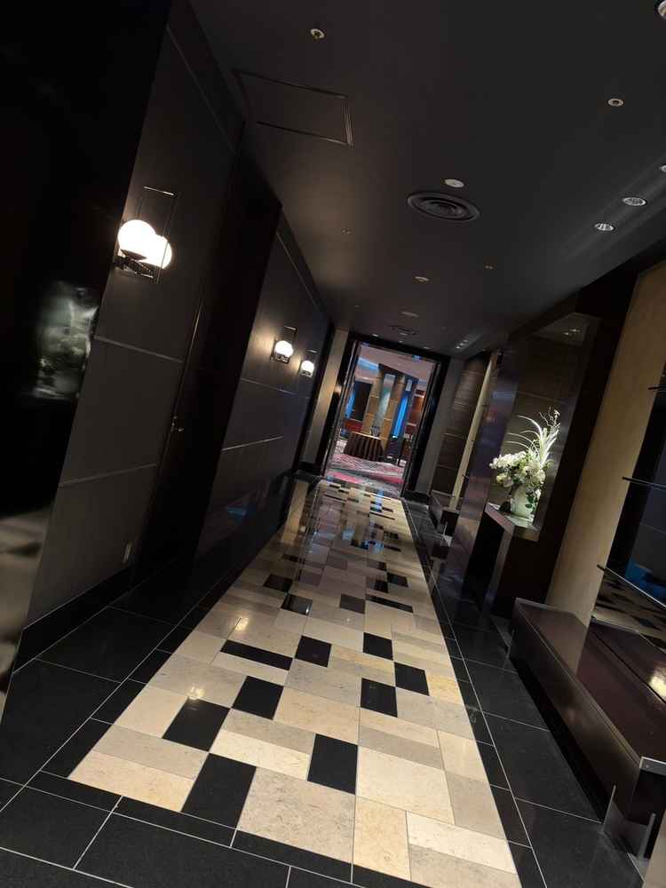 披露宴会場へと続く廊下。フォトスポットにも利用され、抜けたさきにロビーがあり、雰囲気が高まります。