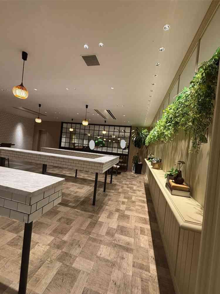 待合室はバーカウンターなどシックなエリアとソファと机の温かい雰囲気のエリアもあり、みんなが楽しめる。