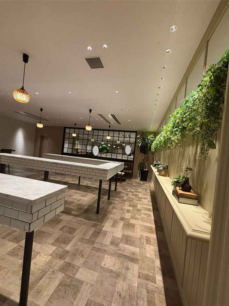 待合室はバーカウンターなどシックなエリアとソファと机の温かい雰囲気のエリアもあり、みんなが楽しめる。