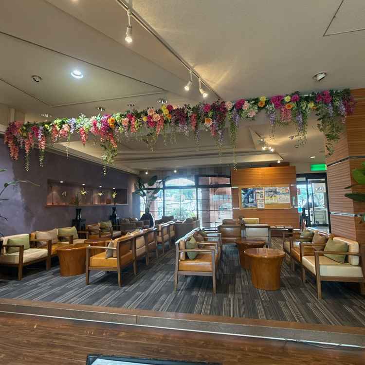 入り口にある待合スペース。こちらで待機することができるが、カフェもあるので式開始までゆっくりできる。