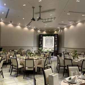 ガーデンタイプの披露宴会場。見学した時は夜だったが、外のライトがきらびやかで幻想的だった。