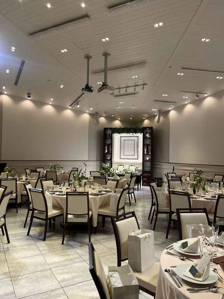 ガーデンタイプの披露宴会場。見学した時は夜だったが、外のライトがきらびやかで幻想的だった。