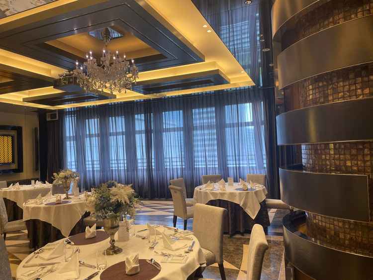 2階使用の場合の披露宴会場。大きな窓があり光が入ってくるため閉鎖的な印象はない。柱が特徴的。