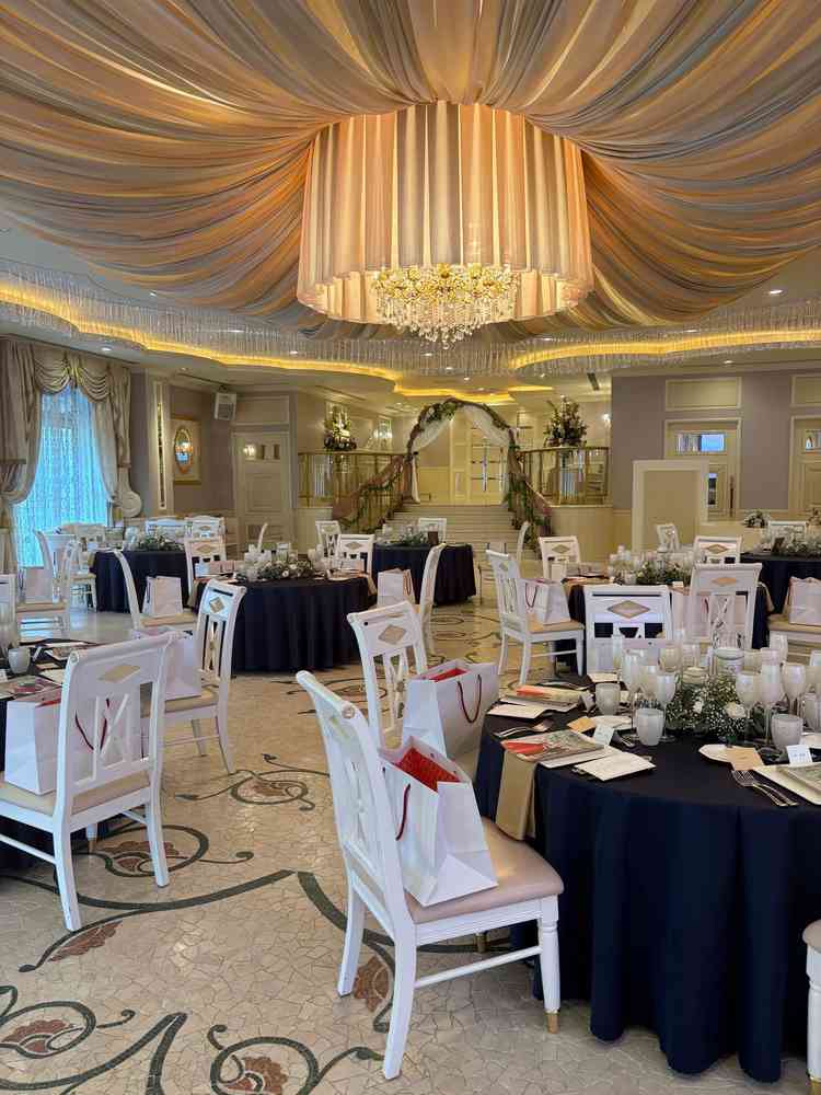 披露宴ヴァンの雰囲気。この日はピンクではなく、ネイビーで落ち着いた雰囲気での式だったそう。