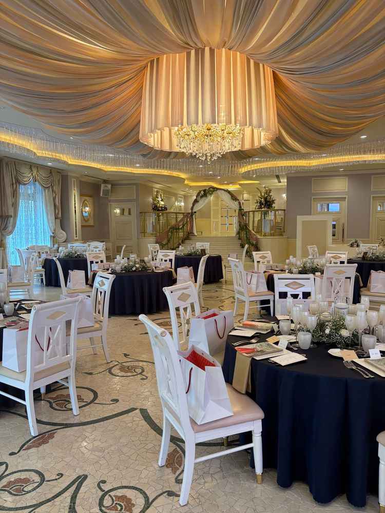 披露宴ヴァンの雰囲気。この日はピンクではなく、ネイビーで落ち着いた雰囲気での式だったそう。