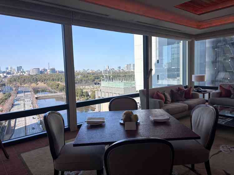 特典で付帯されるスイートルーム。日比谷公園と皇居を臨めるリビングルームからの眺め。