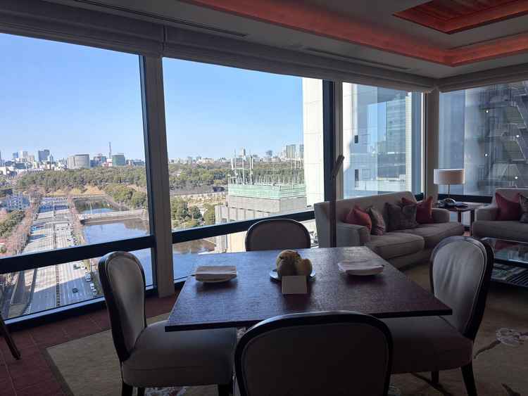 特典で付帯されるスイートルーム。日比谷公園と皇居を臨めるリビングルームからの眺め。