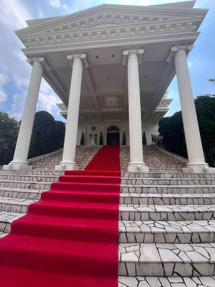 大階段　電柱がなく記念写真撮るのに最高なシチュエーション