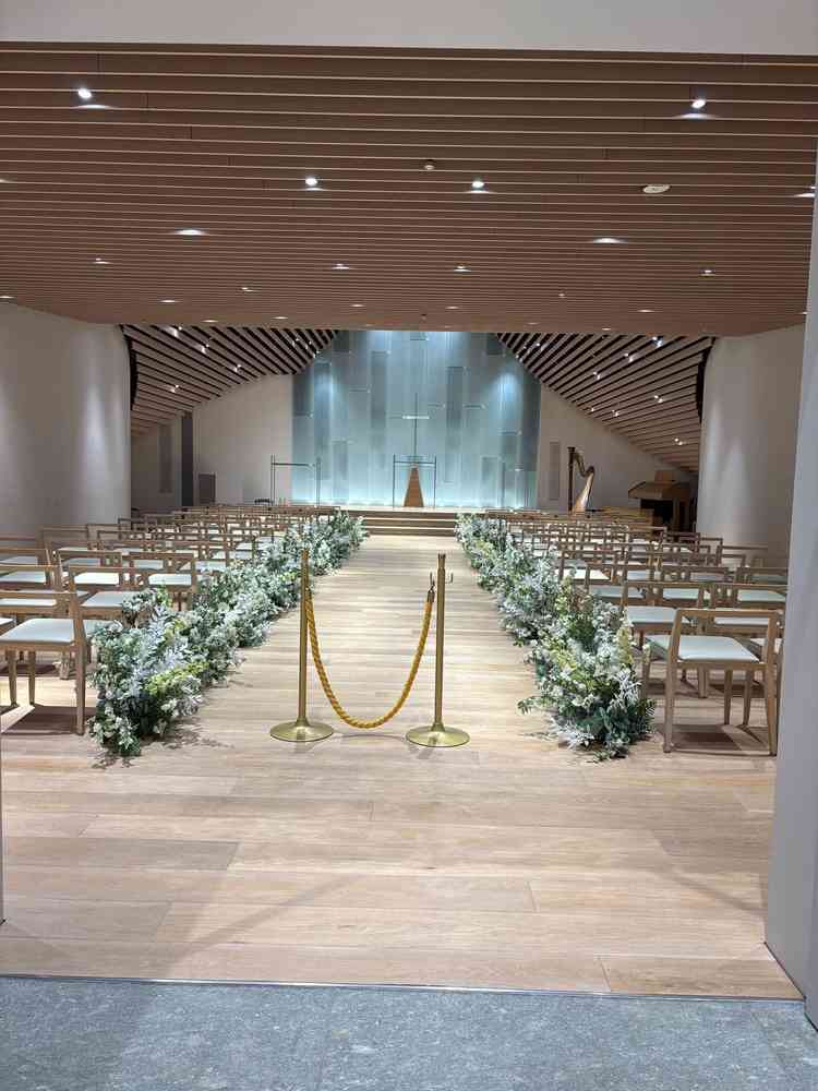 ナチュラルで、建築にこだわらを感じる内観のチャペル