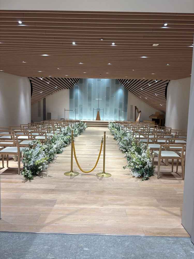 ナチュラルで、建築にこだわらを感じる内観のチャペル