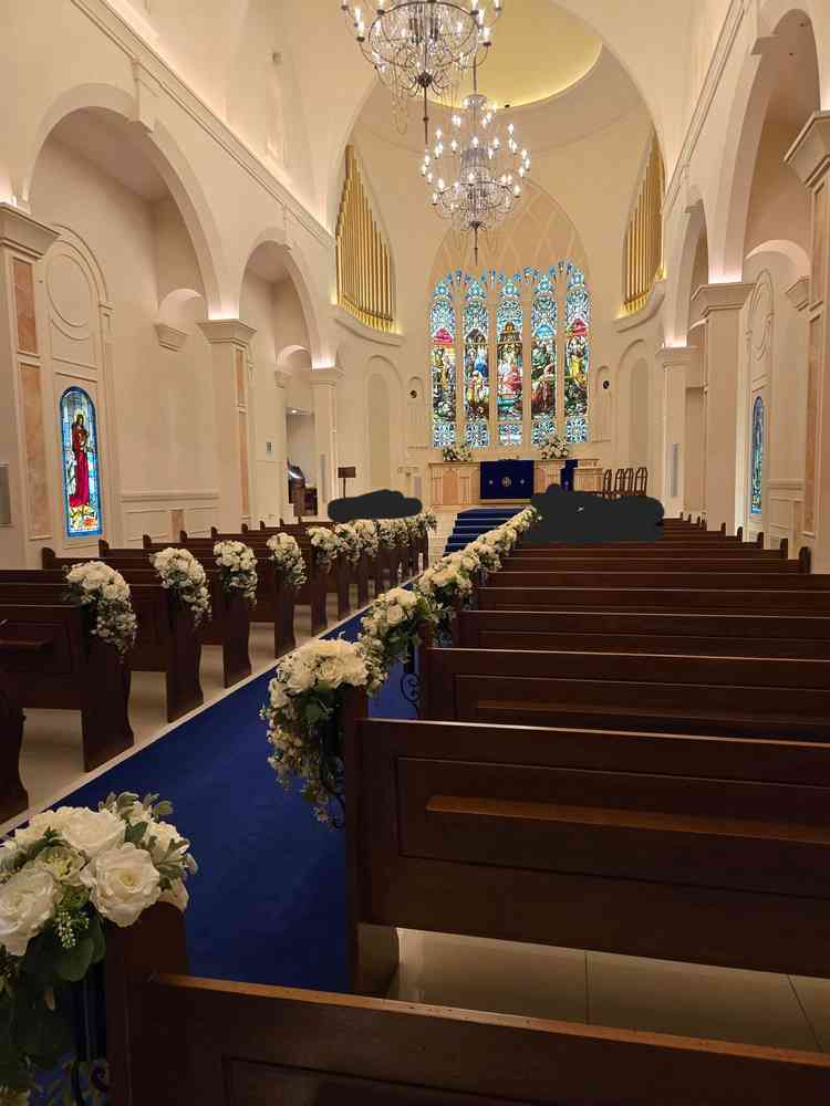 チャペルの内装。とにかく華やか。木目調の椅子が雰囲気をよりいっそう引き立てている。