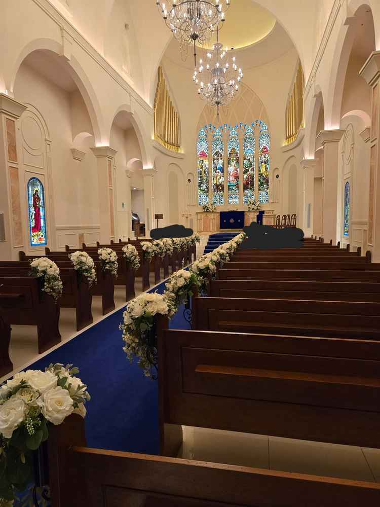 チャペルの内装。とにかく華やか。木目調の椅子が雰囲気をよりいっそう引き立てている。