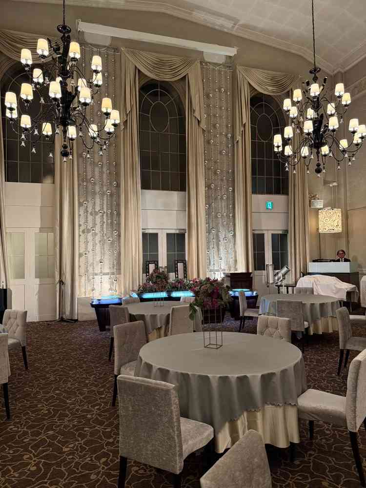 披露宴会場ーかなり天井の高い会場に圧倒されました