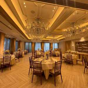 ドルチェクリスタル会場　温かみのある落ち着いた雰囲気で、大人っぽい披露宴ができる会場でした。