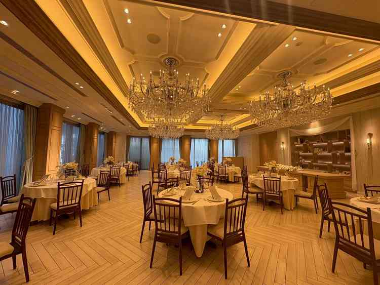 ドルチェクリスタル会場　温かみのある落ち着いた雰囲気で、大人っぽい披露宴ができる会場でした。