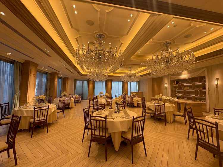 ドルチェクリスタル会場　温かみのある落ち着いた雰囲気で、大人っぽい披露宴ができる会場でした。