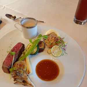 魚のウロコ焼きと京都野菜がフレンチっぽく、盛り付けられてでてきます。