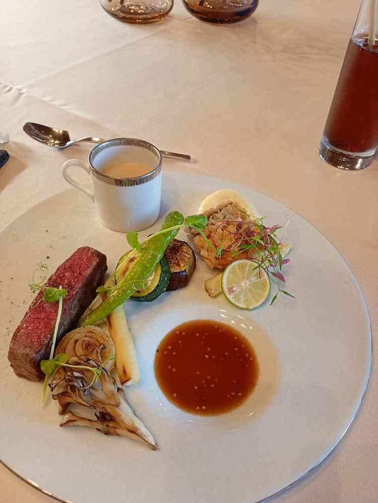 魚のウロコ焼きと京都野菜がフレンチっぽく、盛り付けられてでてきます。