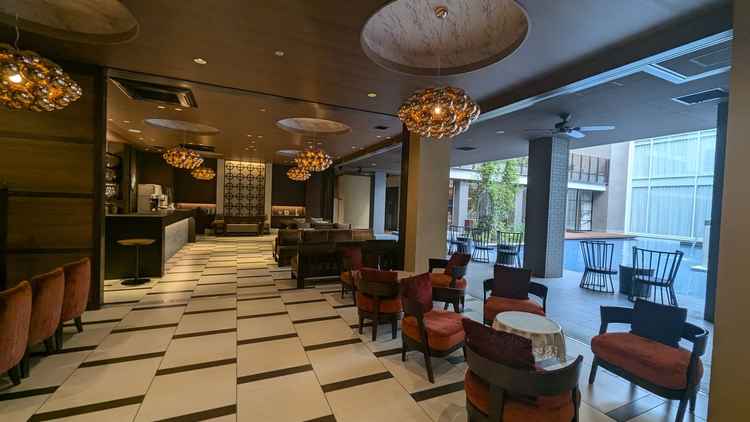 待合室の写真、家具が好みで外との隔たりがないところが良い。