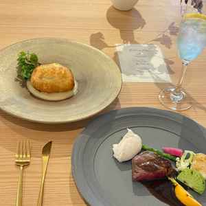 お魚とお肉のメインディッシュ。出来立てでおいしかった。