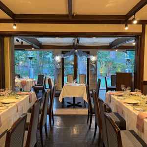 縦机を使用すれば60-70名でも対応が可能とのこと。